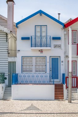 Tipik Costa Nova sahil evi görünümü, renkli çizgili ahşap plaj evleri