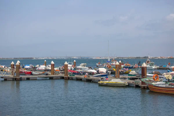 Uitzicht op de rivier de Aveiro en de jachthaven met privé recreatieve boten en vissersboten. Dag met wolken en achtergrond — Stockfoto