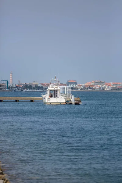 Uitzicht op de rivier de Aveiro en de jachthaven met enkele particuliere recreatieve Jetboot — Stockfoto