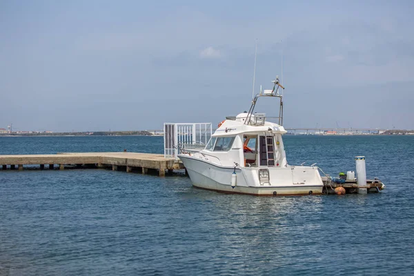 Uitzicht op de rivier de Aveiro en de jachthaven met enkele particuliere recreatieve Jetboot — Stockfoto
