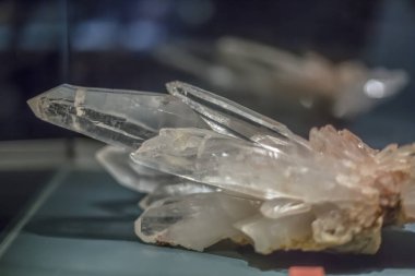Bulanık arka plan üzerinde bir mineral taşının ayrıntılı görünümü