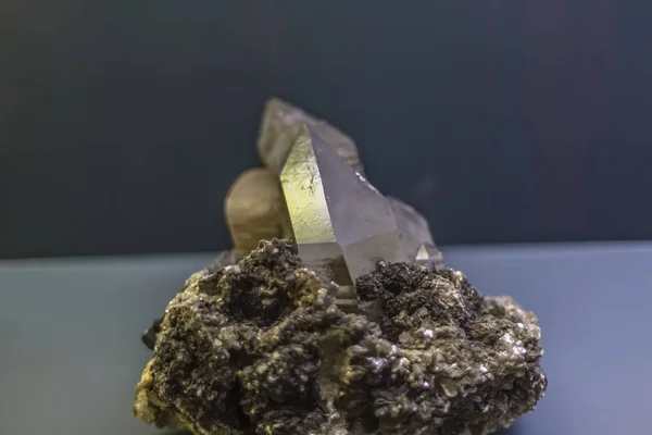 Λεπτομερής προβολή μιας ορυκτής πέτρας σε θολό φόντο — Φωτογραφία Αρχείου