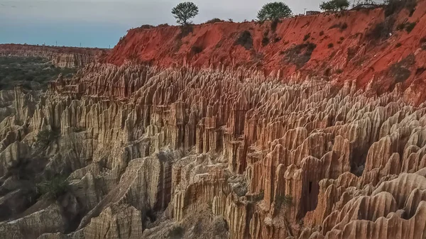 Vista aérea de um drone, com fenômeno geológico raro, falésias de argila argilosa com erosão, formas estranhas, localmente chamadas Miradouro da Lua — Fotografia de Stock
