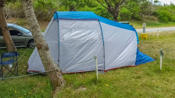 Vista com barraca de acampamento montada no chão gramado no acampamento — Fotografia de Stock