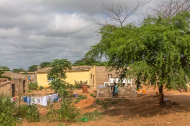 Malange / Angola - 12 08 2018: Angola 'da tipik köy manzarası, çinko kaplamalı ve tuğlalı geleneksel teras evleri, insanlar ve tropikal manzaralar