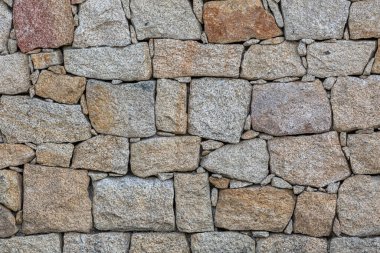 Eşleştirilmiş granit duvarın detaylarıyla bir dokunun görünümü...