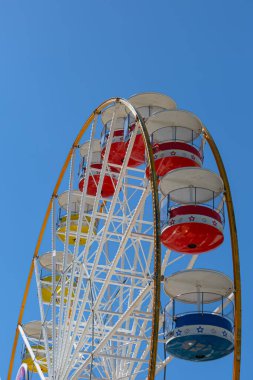 Sandalyeli dev dönme dolap, metalik yapı, eğlence elementi