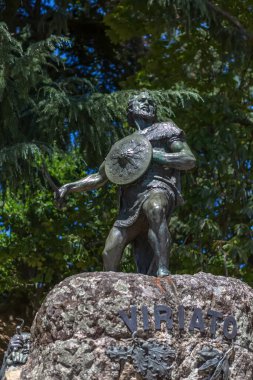 Viseu / Portugal - 07 / 31 / 2020: Romalılara karşı savaşan Lusitania 'lı bir heykel, Viriathus heykeli (Viriathus), Lusitanian lideri