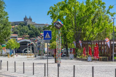 Viseu / Portugal - 07 / 31 / 2020: Büyülü küp etkinliği ve Viseu Katedrali ve Merhamet Kilisesi ile şehir merkezindeki Viseu şehrine bakın