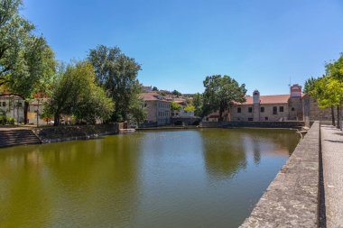 Viseu / Portugal - 07 / 31 / 2020: Paiva nehri, klasik binalar ve Merhamet Kilisesi ile şehir merkezindeki Viseu şehrine bakın