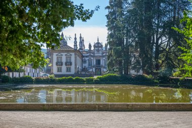 Vila Real / Portugal - 08 01 01 2020: Solar de Mateus dış binasının görüntüsü, 18. yüzyıl Portekiz barok sembolü, bina yansıması olan göl