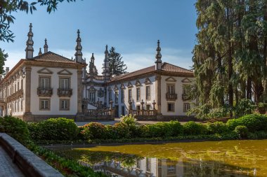 Vila Real / Portugal - 08 01 01 2020: Solar de Mateus dış binasının görüntüsü, 18. yüzyıl Portekiz barok sembolü, bina yansıması olan göl