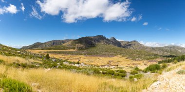 Serra da Estrela doğal parkının dağlarının tepesinden, Star Mountain Range, Buzul Vadisi ve dağ manzarası