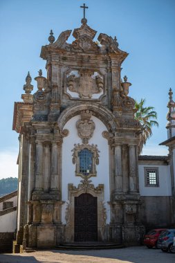 Vila Real / Portugal - 08 01 2020: 18. yüzyıl Portekiz barok simgesi olan Solar de Mateus dış binasının manzarası