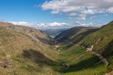 Serra da Estrela doğal parkı, Star Mountain Range 'deki buzul vadisinden ve dağ manzarasından manzara