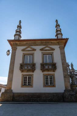 Vila Real / Portugal - 08 01 2020: 18. yüzyıl Portekiz barok simgesi olan Solar de Mateus dış binasının manzarası