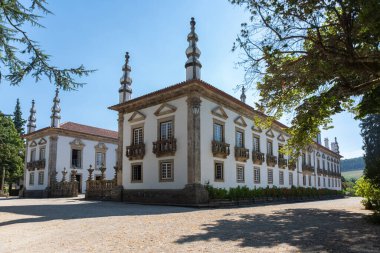 Vila Real / Portugal - 08 01 2020: 18. yüzyıl Portekiz barok simgesi olan Solar de Mateus dış binasının manzarası