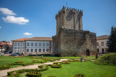 Chaves / Portugal - 08 01 2020: Chaves Şatosu dış cephe kulesine bakın, Chaves şehrinde ikonik bir anıt binası, Portekiz mirası