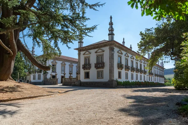 Vila Real / Portugal - 08 01 2020: 18. yüzyıl Portekiz barok simgesi olan Solar de Mateus dış binasının manzarası