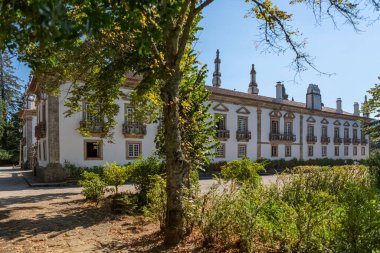 Vila Real / Portugal - 08 01 2020: 18. yüzyıl Portekiz barok simgesi olan Solar de Mateus dış binasının manzarası