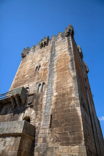 Chaves / Portugal - 08 01 2020: Chaves Şatosu dış cephe kulesinde ayrıntılı görüş, Chaves şehrinde ikonik bir anıt binası, Portekiz mirası