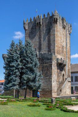 Chaves / Portugal - 08 01 2020: Chaves Şatosu dış cephe kulesine bakın, Chaves şehrinde ikonik bir anıt binası, Portekiz mirası