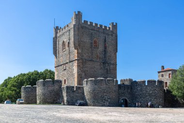 Piodao / Portekiz - 08 01 01 2020: Tipik bir şist çatı evi ve arka plan olarak dağlardaki Piodao geleneksel şist köyüne bakmak