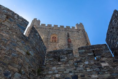 Piodao / Portekiz - 08 01 01 2020: Turistlerin arka planda bulunduğu tipik ve geleneksel bir şist köy olan Piodao köyüne bakın