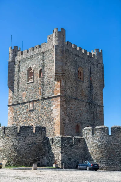 Piodao / Portekiz - 08 01 01 2020: Turistlerin arka planda bulunduğu tipik ve geleneksel bir şist köy olan Piodao köyüne bakın