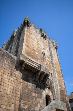 Chaves / Portugal - 08 01 2020: Chaves Kalesi 'ndeki dış cephe kulesine bakın, Chaves şehrindeki ikonik anıt binası, Portekiz mirası