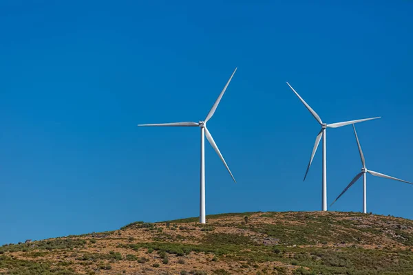 Uitzicht Een Windturbines Top Van Bergen Blauwe Lucht Als Achtergrond — Stockfoto