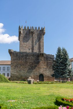 Chaves / Portugal - 08 01 2020: Chaves Kalesi 'ndeki dış cephe kulesine bakın, Chaves şehrindeki ikonik anıt binası, Portekiz mirası