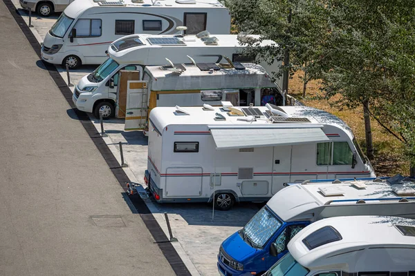 Blick Auf Wohnmobile Straßenrand Ausländischen Touristen Campingplatz Geparkt — Stockfoto