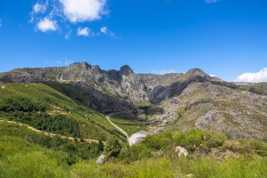 Serra da Estrela doğal parkının dağlarının tepesinden, Star Mountain Range, Buzul Vadisi ve dağ manzarası