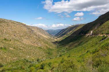 Serra da Estrela doğal parkı, Star Mountain Range 'deki buzul vadisinden ve dağ manzarasından manzara