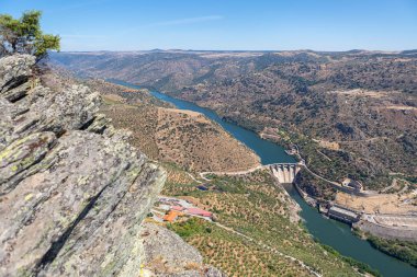 Penedo Durao bakış açısına panoramik hava manzarası, Uluslararası Douro Parkı 'nın tipik manzarası, Douro nehri üzerindeki baraj ve Portekiz' in kuzeyindeki dağlık alanlar, üzüm bağları ve zeytin ağaçlarının tarım seviyeleri...