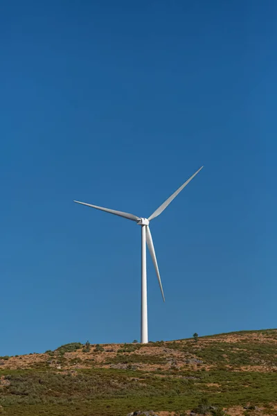 Uitzicht Een Windturbine Top Van Bergen Ecologisch Milieuthema Blauwe Lucht — Stockfoto