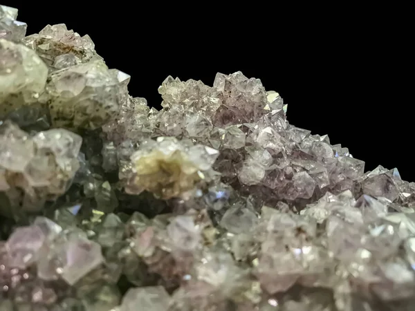 イライ リオグランデ ブラジルからのルチル含有物を持つ鉱物石 アメジスト石英の詳細ビュー — ストック写真