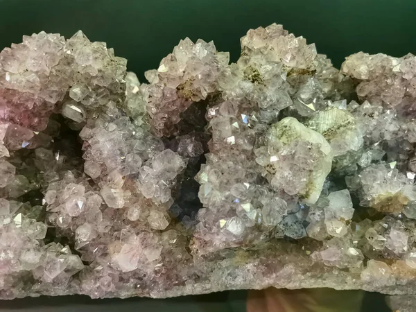 イライ リオグランデ ブラジルからのルチル含有物を持つ鉱物石 アメジスト石英の詳細ビュー — ストック写真