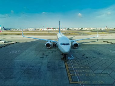 LISBON / PORTUGAL 09 25 2020: Lizbon havaalanında uçak ve kargo uçakları ile pistin dış görünümü