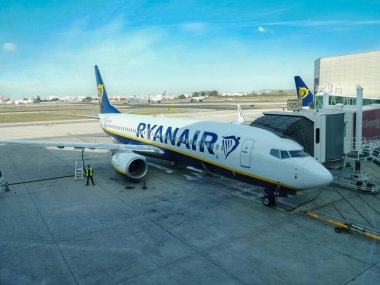 LISBON / PORTUGAL 09 25 2020: Lizbon havaalanında uçak ve kargo uçakları ile pistin dış görünümü