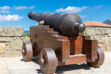 Castelo de Chaves kalesindeki eski ahşap topun görüntüsü...