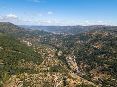 Serra da Estrela doğal parkındaki Azares Vadisi 'nin havadan görünüşü, Star Mountain Range.
