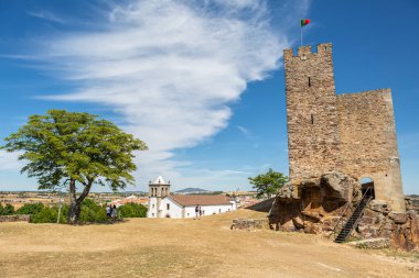 Mogadouro / Braganca / Portekiz - 08 23 2020: Mogadouro Kalesi dış cephe kulesine bakın, ikonik anıt binasını keşfeden turistler, Portekiz atasözü