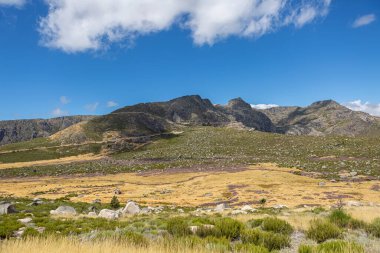 Serra da Estrela doğal parkının dağlarının tepesinden, Star Mountain Range, Buzul Vadisi ve dağ manzarası