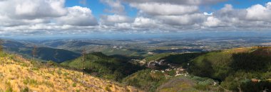 Serra da Estrela doğal parkının dağlarının tepesinden, Star Mountain Range, alçak bulutlar ve dağ manzarası...