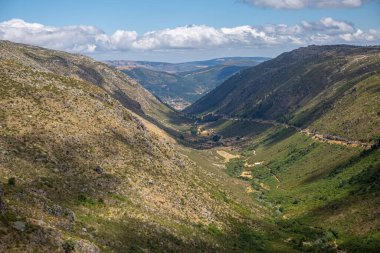 Serra da Estrela doğal parkı, Star Mountain Range 'deki buzul vadisinden ve dağ manzarasından manzara