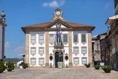 Chaves / Portugal - 08 01 2020: Cumhuriyet Meydanı, Praa da Republica 'daki Chaves konseyinin ön cephe manzarası, şehir merkezinde heykeli olan bir meydan