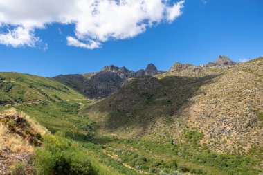 Serra da Estrela doğal parkının dağlarının tepesinden, Star Mountain Range, Buzul Vadisi ve dağ manzarası...