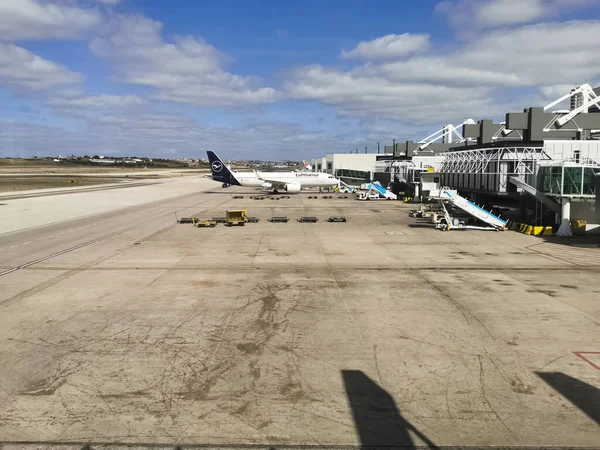 Lisboa Portugal 2020 Vista Exterior Pista Ascensor Mantenimiento Aeronaves Aeropuerto —  Fotos de Stock